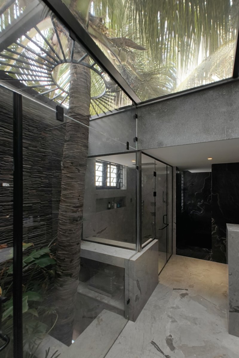 Harshana Residence: the coconut tree that grows through the bathroom, with an opening in the roof around its trunk.